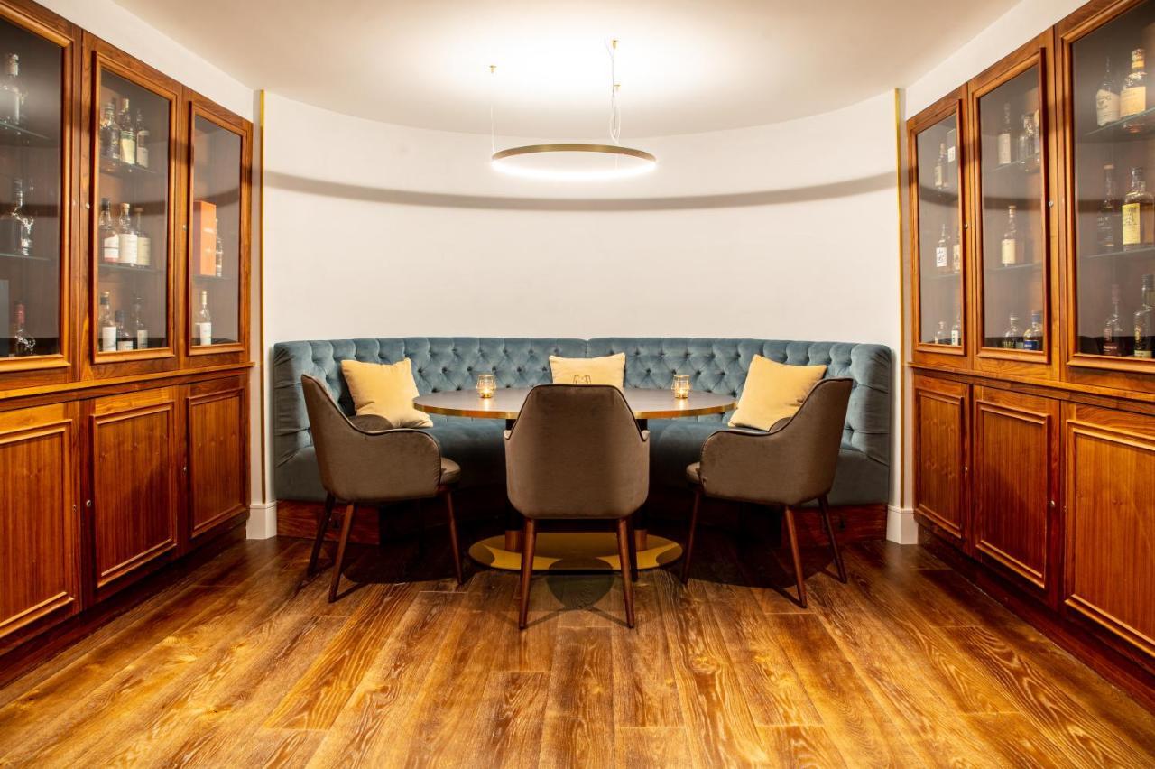 The Roseate Reading Hotel Exterior foto The bar at the 2018 refurbishment