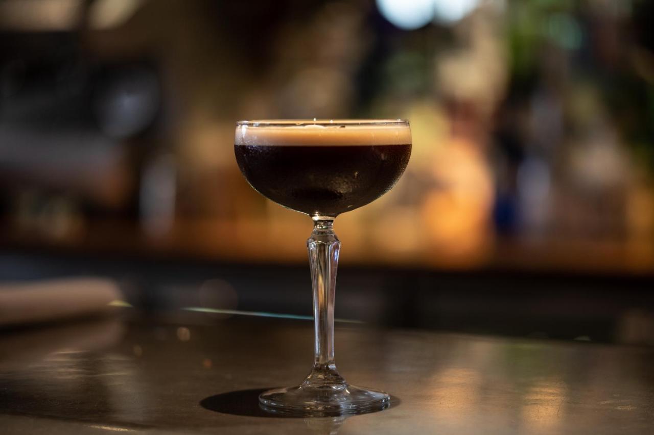 The Roseate Reading Hotel Exterior foto A glass of espresso martini