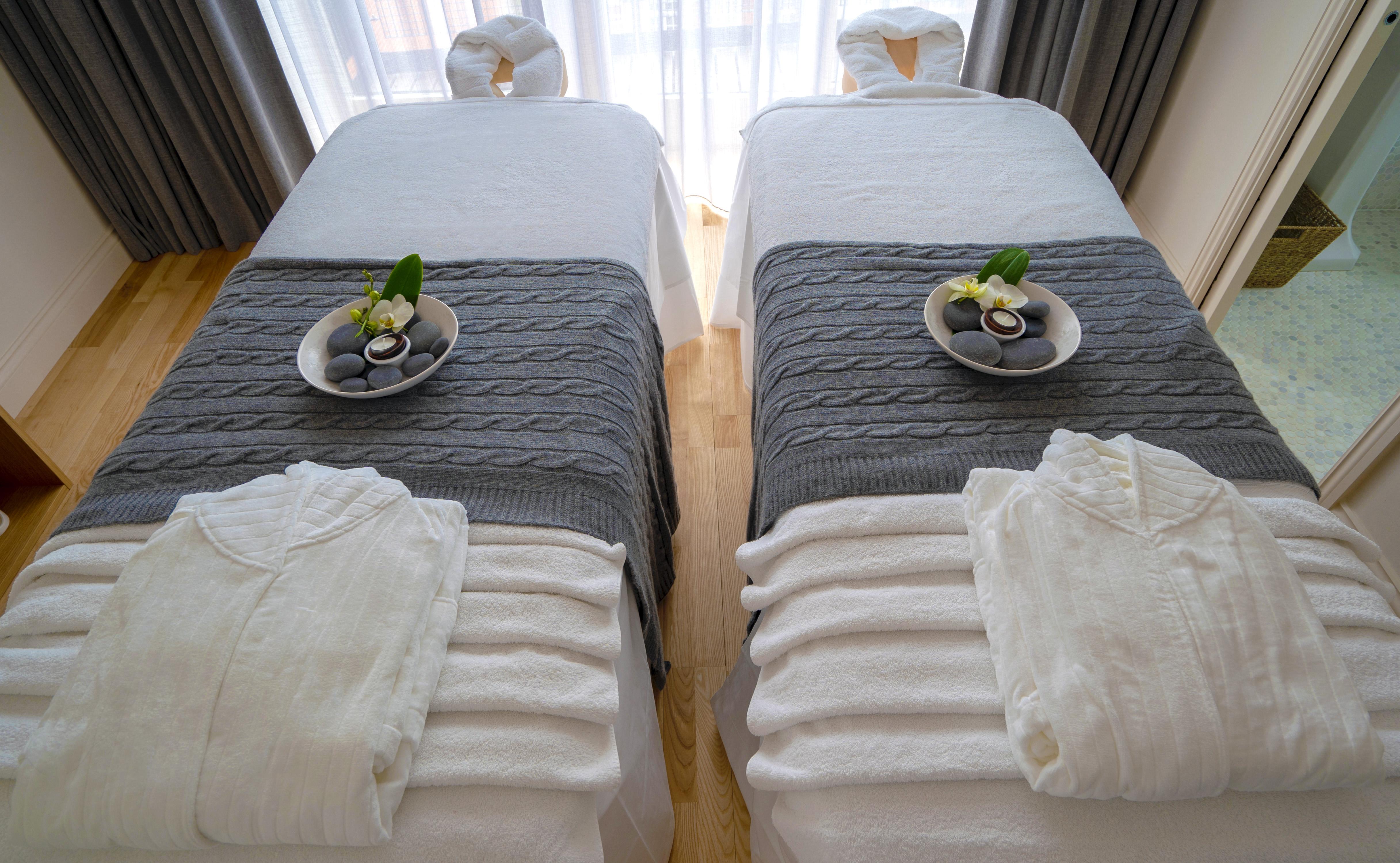 The Roseate Reading Hotel Exterior foto Massage beds at a spa