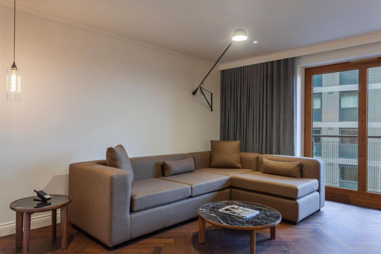 The Roseate Reading Hotel Exterior foto A living room at the hotel
