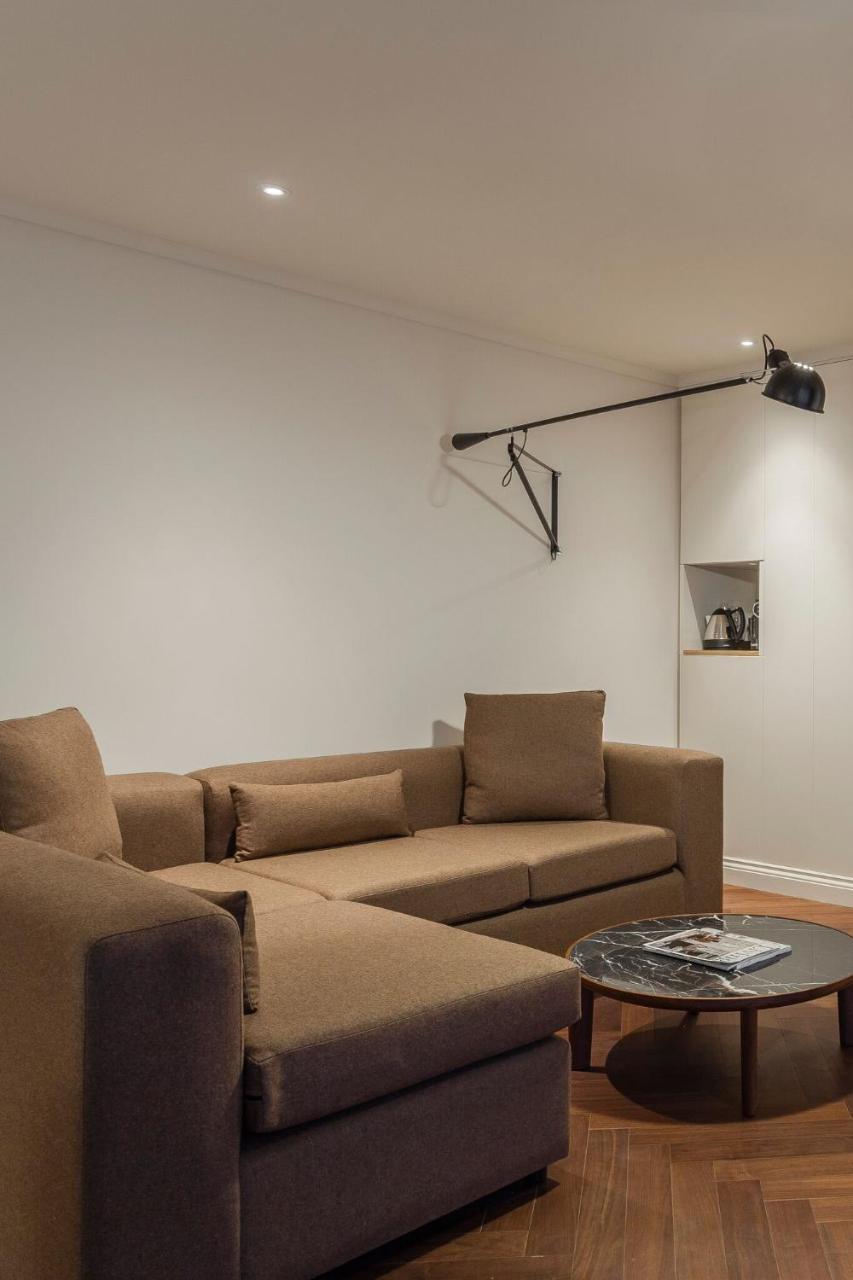 The Roseate Reading Hotel Exterior foto A wall mounted light