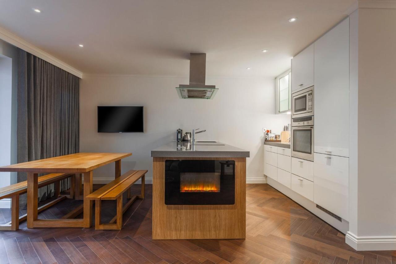 The Roseate Reading Hotel Exterior foto A modern kitchen with a fireplace