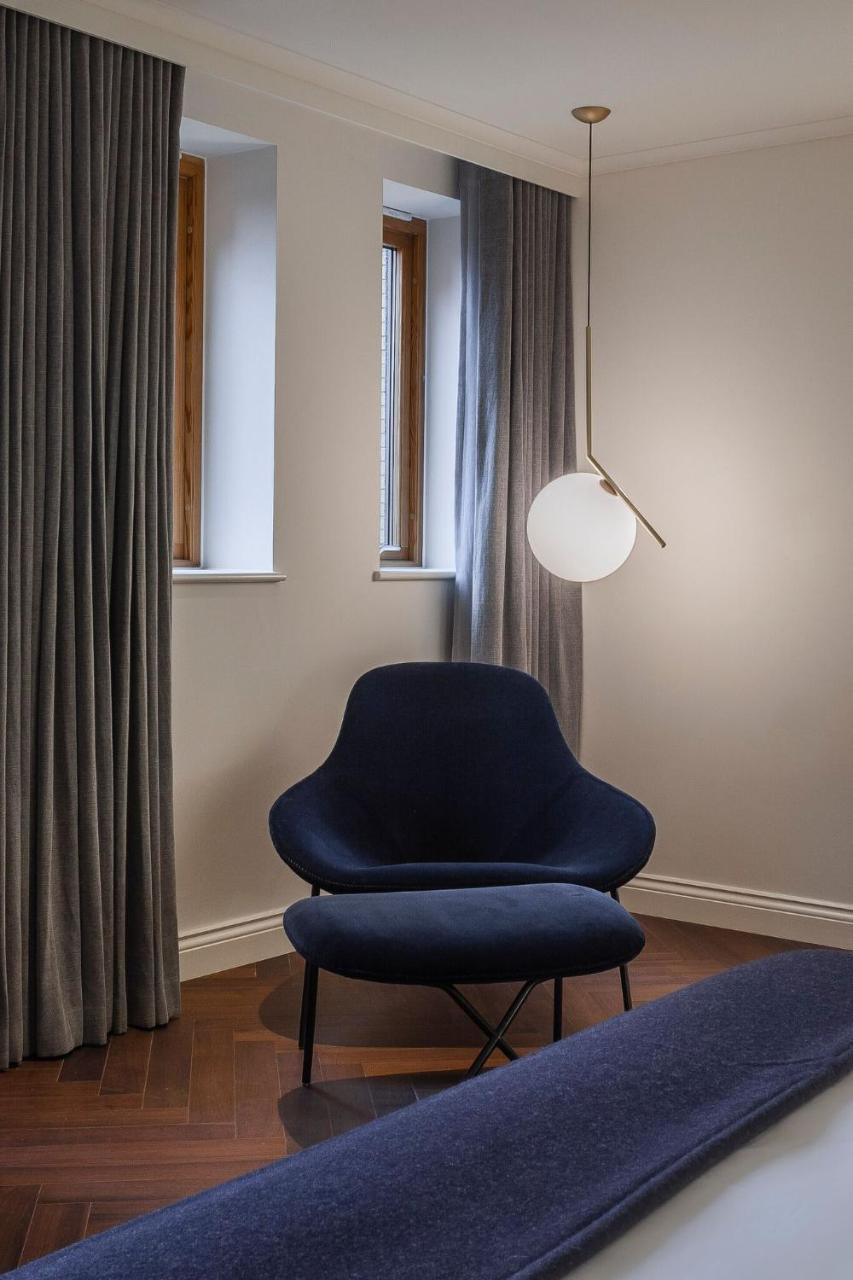 The Roseate Reading Hotel Exterior foto Flos ic pendant light