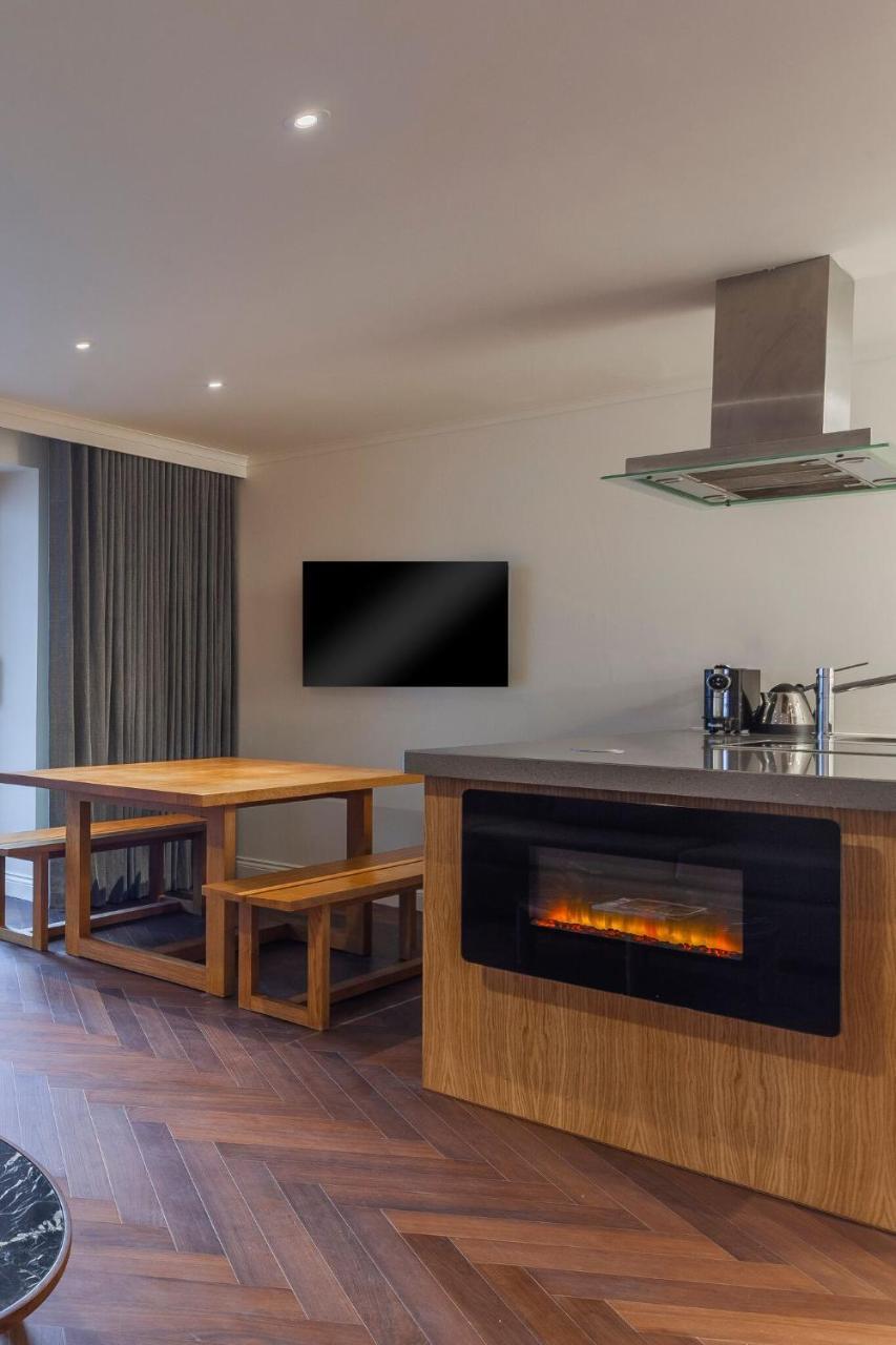 The Roseate Reading Hotel Exterior foto A fireplace in a kitchen