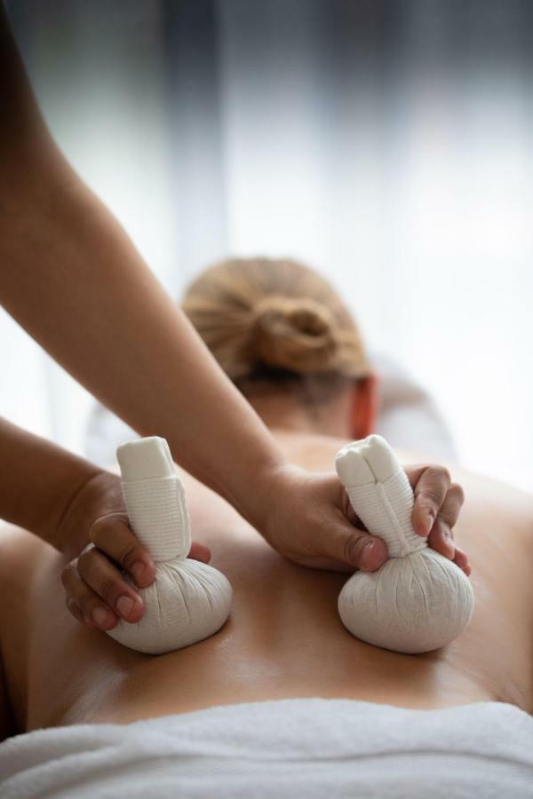 The Roseate Reading Hotel Exterior foto Thai herbal compress massage