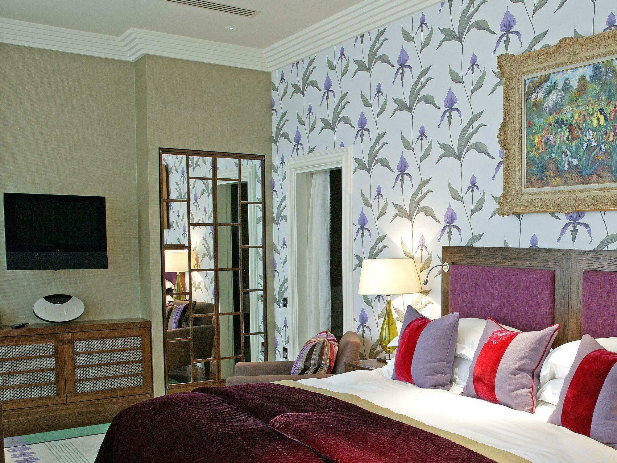 The Roseate Reading Hotel Exterior foto A bedroom with wallpaper